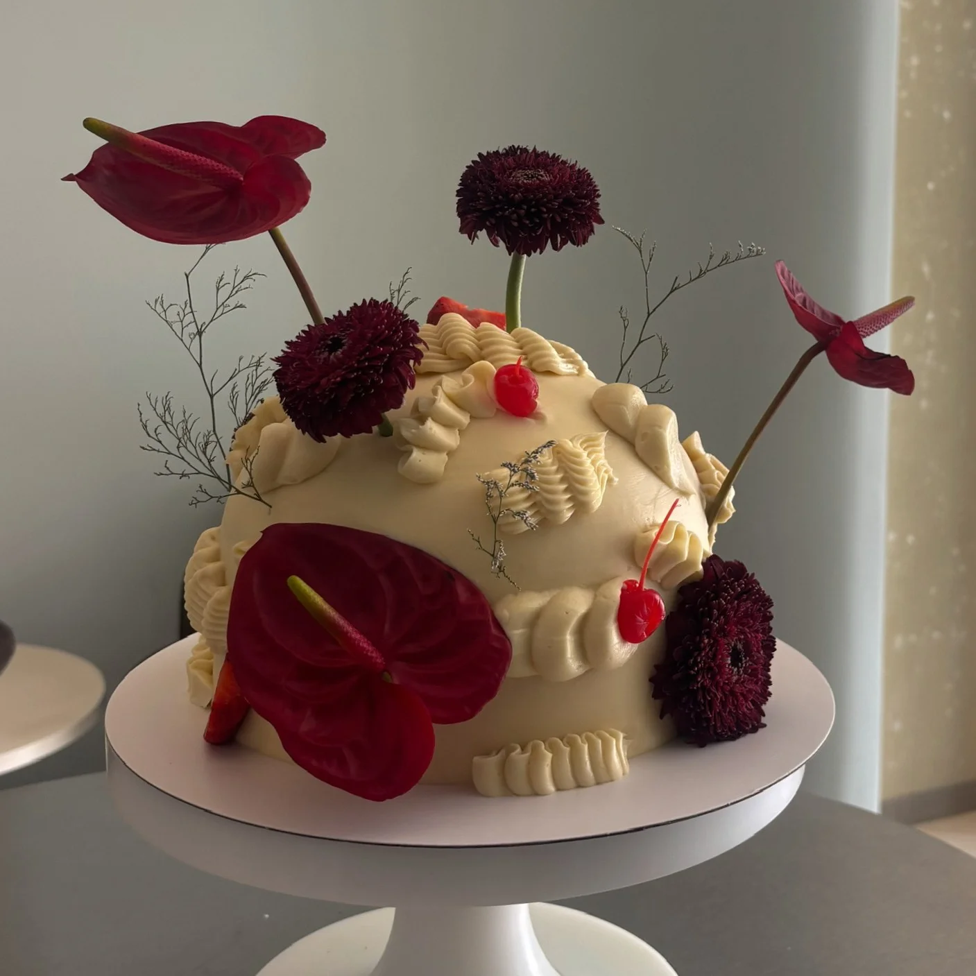 Pastel personalizado con flores oscuras - Bake Me Up
