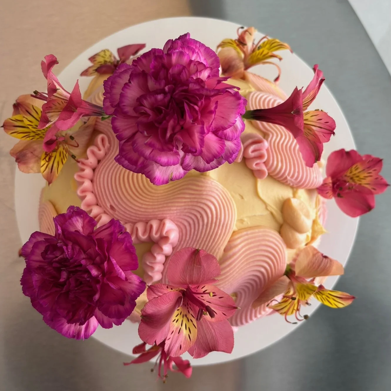 Pastel personalizado con flores rosas - Bake Me Up